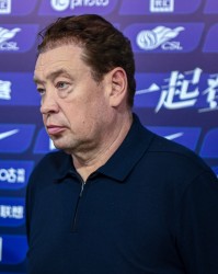 开云体育登录-斯卢茨基：刚开始不适应对手的高位逼抢；路易斯将错过下轮比赛