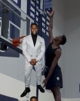 迪班萨恶搞凯文-哈特 将其P进自己展示恐怖弹跳的照片中