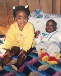 开云APP-节哀🙏纳兹-里德社媒晒照纪念在枪击案中遇害的姐姐